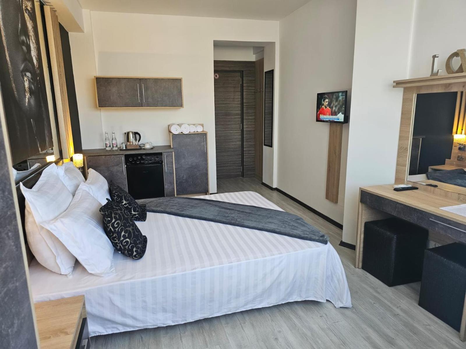 Theline Hotel Boekarest Buitenkant foto